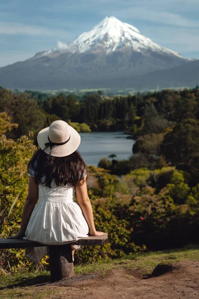 Mujer Con Vestido Sentado Banco Con Hermosa Vista Del Monte — Foto de Stock