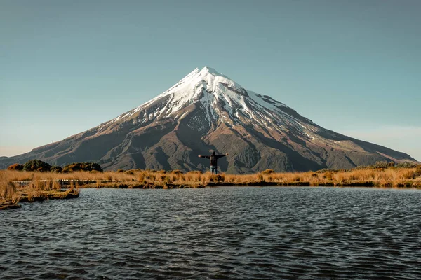Scenic View Mount Taranaki Man Front New Zealand Landscape — Stock Photo, Image