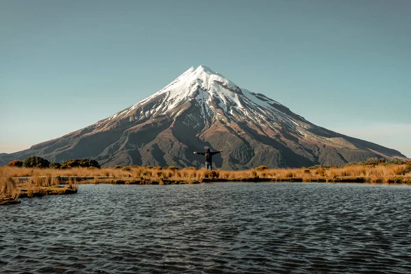 Vista Panorámica Del Monte Taranaki Con Hombre Frente Paisaje Nueva — Foto de Stock