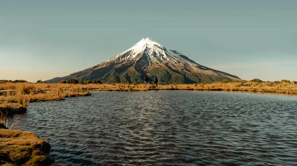 Pareja Cogida Mano Con Increíble Vista Del Monte Taranaki Nueva — Foto de Stock