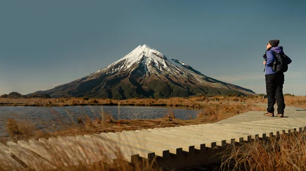 Mujer Joven Caminando Paseo Marítimo Parque Nacional Egmont Con Increíble — Foto de Stock