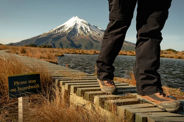 Persona Caminando Paseo Marítimo Monte Taranaki Con Cartel Izquierda — Foto de Stock