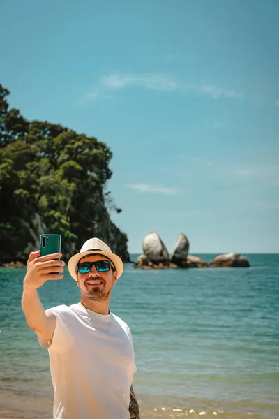 Young Man Taking Picture Mobile Split Apple Rock Abel Tasman — Stock Photo, Image