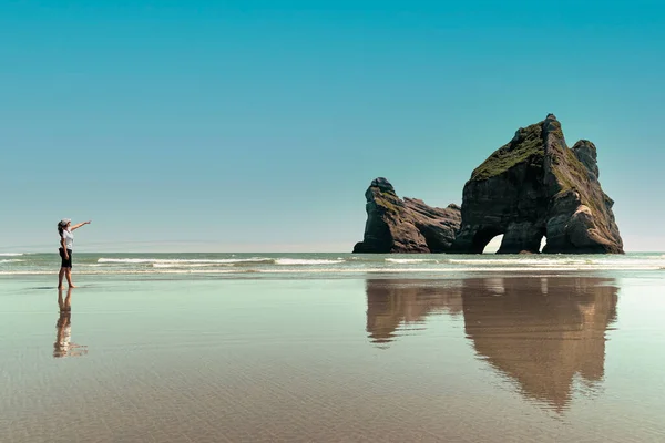 Jeune Femme Wharariki Plage Pointant Vers Des Formations Rocheuses Réflexion — Photo