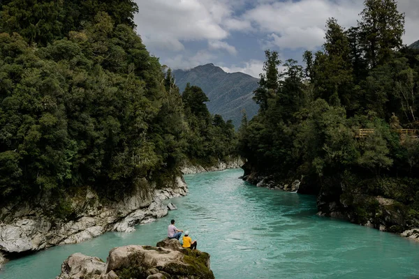 Pareja Sentada Una Roca Hokitika Gorge Scenic Reserve Costa Oeste — Foto de Stock