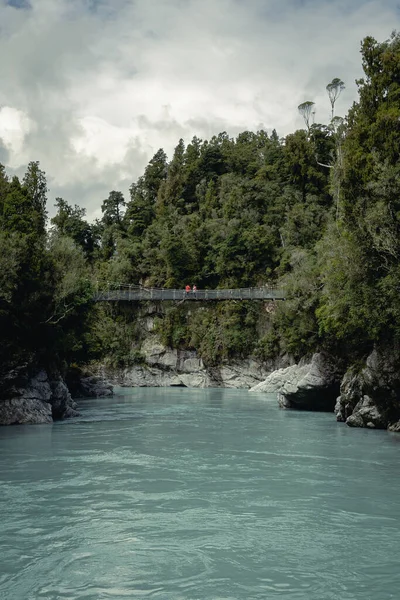 Dos Personas Cruzando Puente Colgante Reserva Escénica Hokitika Gorge Costa — Foto de Stock