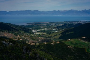 Hawkes Gözcü 'deki Takaka tepesinden panoramik manzara. Yeni Zelanda, Güney Adası