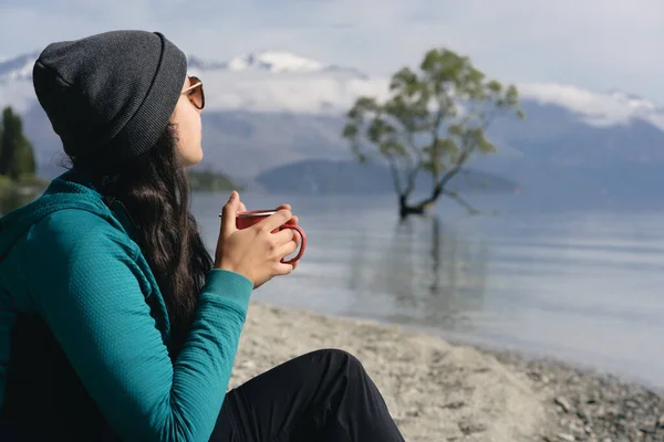 Brunette Woman Drinking Coffee Wanaka Lake Admiring Iconic Tree Water — 图库照片