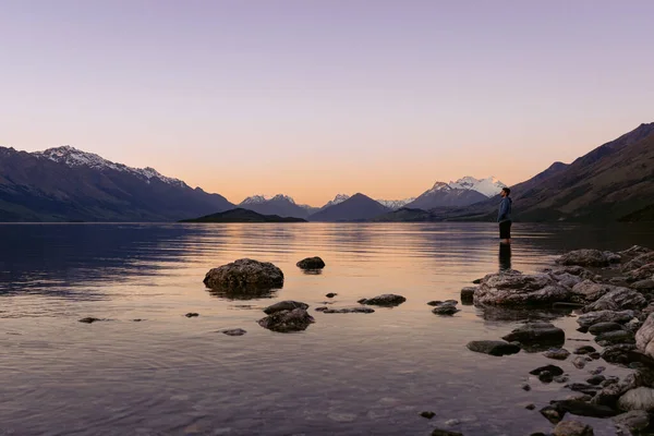 Young Man Admiring Beuaty Lake Wakatipu Sunset New Zealand South — Foto de Stock