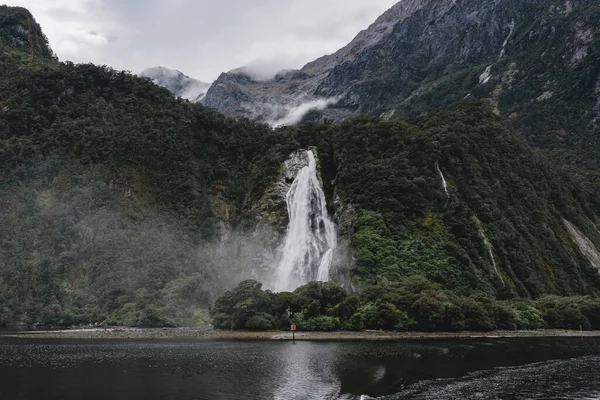 Cascada Cayendo Fiordo Milford Sound Parque Nacional Fiordland Nueva Zelanda — Foto de Stock