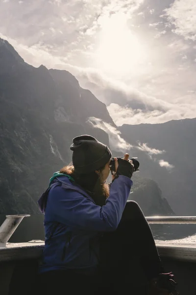 女人在米尔福德湾的游轮上用相机拍照 新西兰 Fiordland国家公园 — 图库照片