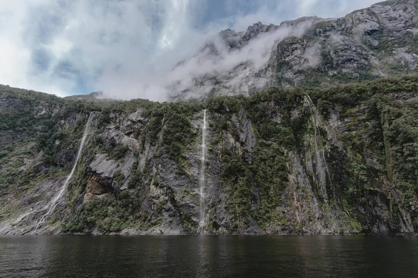 Cascadas Una Gran Pared Roca Medio Del Océano Milford Sound — Foto de Stock