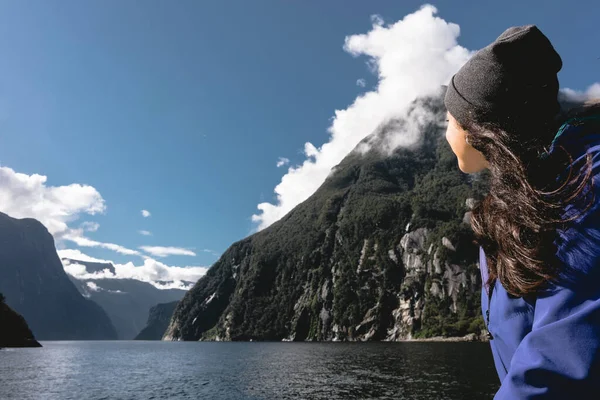 Mujer Joven Crucero Disfrutando Viaje Milford Sound Nueva Zelanda — Foto de Stock