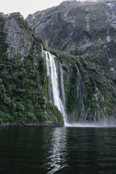 Impresionante Cascada Milford Sound Parque Nacional Fiordland Nueva Zelanda Famoso — Foto de Stock