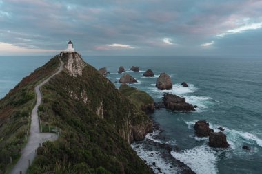Nugget Point 'te gün batımı. Ünlü Yeni Zelanda 'nın Catlins' deki tatil beldesi
