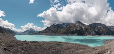 Tazman Gölü 'nün panoramik manzarası ve Aoraki' deki büyük dağ sırası, Cook Dağı Ulusal Parkı. Yeni Zelanda