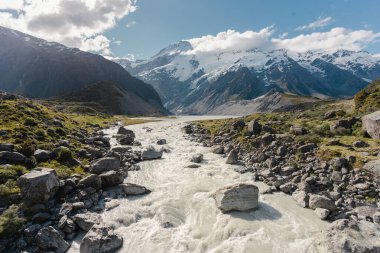 Mueller Gölü, Aoraki 'deki Tazman Nehri ile birleşiyor. Cook Dağı Ulusal Parkı. Yeni Zelanda.