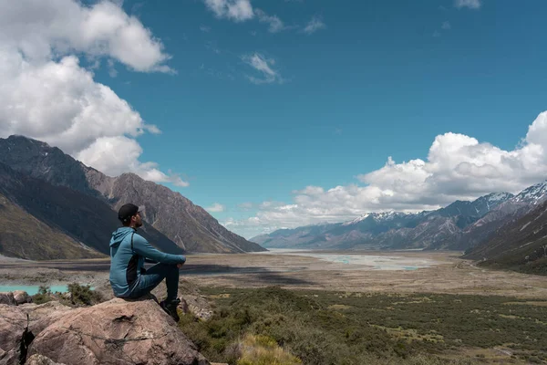 Hombre Sentado Una Roca Mirando Increíble Vista Del Valle Parque — Foto de Stock