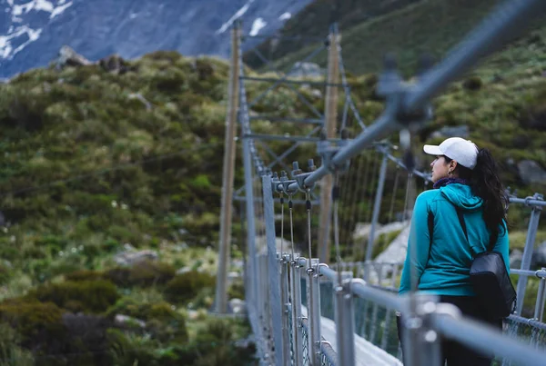 吊桥上的女人看着胡克谷地的风景 新西兰 — 图库照片