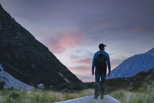 日落时在国家公园的山间漫步的人 新西兰胡克谷地轨道 — 图库照片