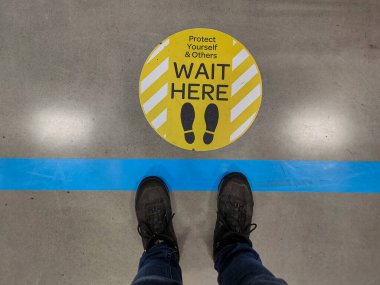 Uyarı işareti covid-19 salgını sırasında sosyal mesafeyi koruyun. Yeni Zelanda. Üst görünüm