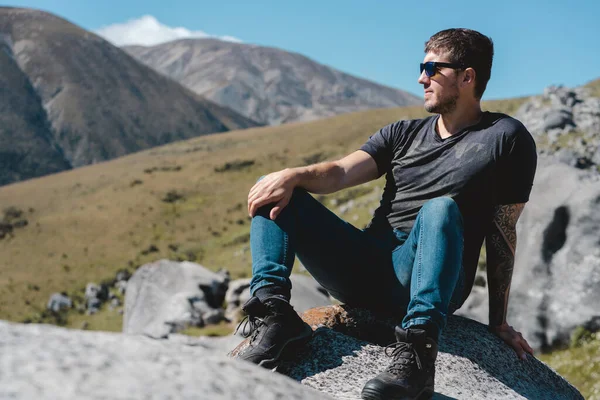 Homme Profil Assis Sur Rocher Castle Hill Nouvelle Zélande Destination — Photo