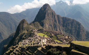 Machu Picchu kalesinin panoramik manzarası. Güney Amerika, Peru