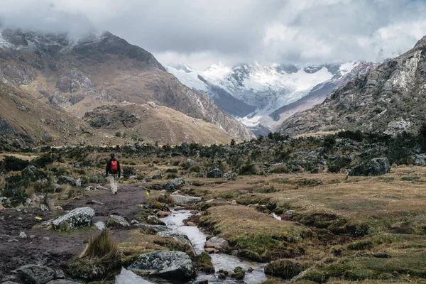 Homem Trekking Parque Nacional Huascaran Cordilheira Blanca Peru — Fotografia de Stock