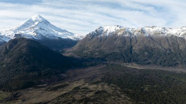 Kar Kaplama Volkan ve Orman Dağ Vadisi 'nin Hava Görüntüsü