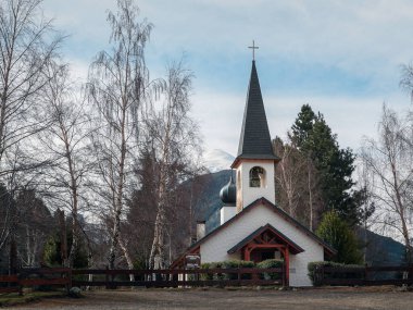 Kulesi ve Karlı Dağ Arkaplanı olan Küçük Ahşap Şapel