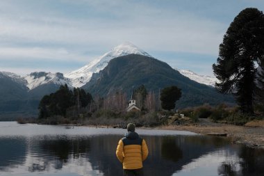 Adamın dikiz aynası Paimun Gölü 'ne yansıyan kar kaplı bir Lanin Volkanı' na bakıyor. Neuquen, Arjantin