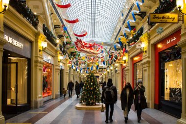 Moskova, Rusya, 20 Aralık 2020: Başkentin tarihi iç mekanı - kırmızı meydandaki devlet mağazası Noel ağaçları ve çelenklerle süslenmiş.