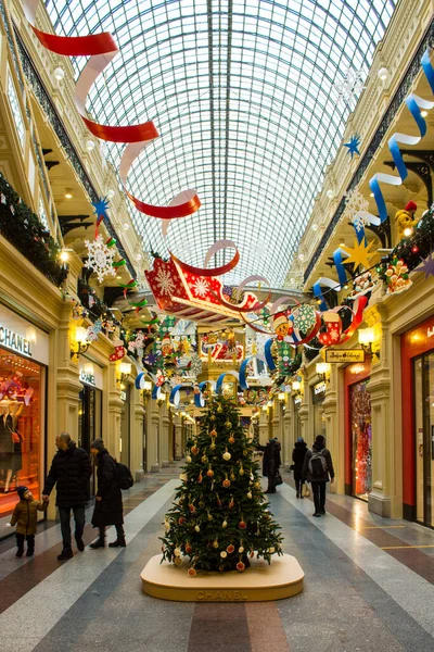 2020年12月20日 俄罗斯莫斯科 首都主要景点的历史建筑 位于装饰着圣诞树和花环的红色广场上的国务院商店 — 图库照片