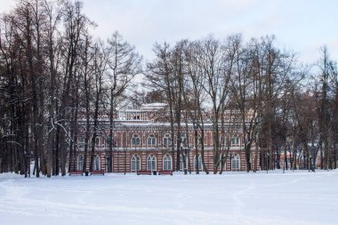 Moskova, Rusya-Aralık, 27, 2020: Tsaritsyno Park 'taki Opera Konser Salonu' nun kışın çıplak ağaçlar arasında görünümü ve beyaz kar arka planında bir fotokopi alanı