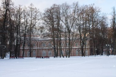 Moskova, Rusya-Aralık, 27, 2020: Tsaritsyno Park 'taki Opera Konser Salonu' nun kışın çıplak ağaçlar arasında görünümü ve beyaz kar arka planında bir fotokopi alanı