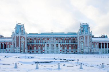 Moskova, Rusya-Aralık, 26, 2020: Tsaritsyno Park rezervinde kar yağışlı bir kış gününde mavi gökyüzüne karşı büyük ve güzel bir saray.