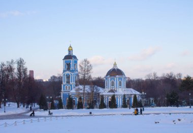 Moskova, Rusya-Aralık, 27, 2020: Tsaritsyno Park 'ta Tanrı' nın Annesi 'nin ikonunun Ortodoks mavi kilisesi açık bir kış gününde kar ve kopyalanacak yeri olan çıplak ağaçlara karşı