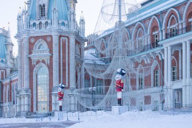 Moskova, Rusya-Aralık, 26, 2020: Tsaritsyno Park rezervinde kar yağışlı bir kış gününde mavi gökyüzüne karşı büyük ve güzel bir saray.