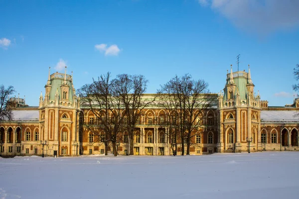 Moskova, Rusya-Aralık, 26, 2020: Tsaritsyno Park rezervinde kar yağışlı bir kış gününde mavi gökyüzüne karşı büyük ve güzel bir saray.
