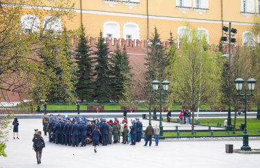 Rusya 'daki Kremlin duvarına karşı Zafer Günü onuruna Kızıl Meydan İskender Bahçesi' ndeki toplu mezara üniformalı askeri geçit ve çelenk bırakmak