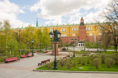 Alexander Garden 'ın güzel yeşil ağaçları ve kırmızı tuğlalı Kremlin duvarıyla bulutlu bir bahar günü ve kopyalanacak bir yeri vardı. Moskova Rusya 'da ünlü bir yer.