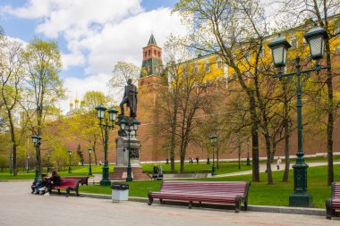 Rus Çarı I. İskender 'in bronz heykeli, Moskova' da bir bahar günü İskender Bahçesi 'ndeki Kremlin tuğla duvarının arka planına karşı yeşil ağaçların arasında dikildi.