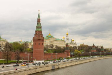 Moskva Nehri 'nin panoramik manzarası ve Kremlin seti, kırmızı tuğlalı duvar, su kulesi, Grand Kremlin Sarayı ve Moskova' daki Büyük Ivan 'ın çan kulesi.