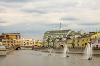 Moskova Rusya 'da bulutlu bir gökyüzünün arka planına karşı güzel su pınarları ve tarihi mimari ile Kadaşevskaya Kanalı' nın setinin panoramik manzarası