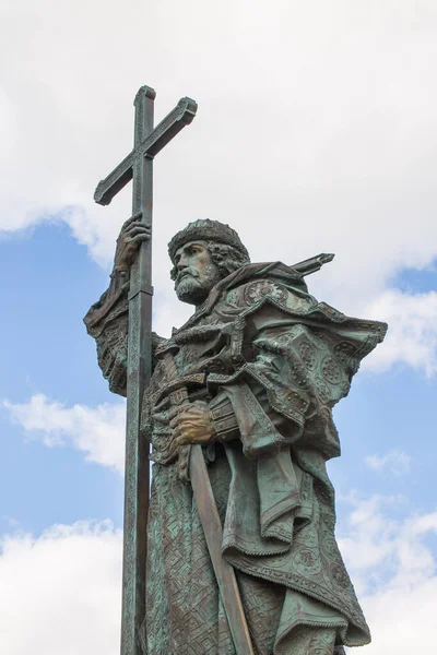 Monumento Príncipe Vladimir Con Una Cruz Cerca Contra Cielo Azul —  Fotos de Stock