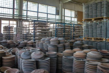 Bir porselen fabrikasının sütunları içinde yerde duran çok sayıda seramik plaka ve Moskova bölgesinde kopyalamak için bir alan