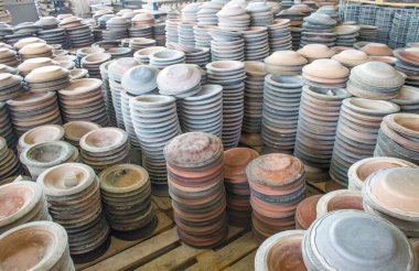 Bir porselen fabrikasının sütunları içinde yerde duran çok sayıda seramik plaka ve Moskova bölgesinde kopyalamak için bir alan