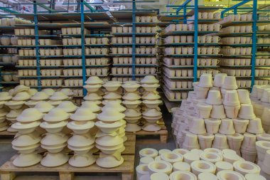 Moskova bölgesindeki porselen fabrikasının üretim atölyesinde seramik çanaklar sıra sıra dizilmişti.