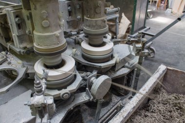 Moskova bölgesindeki bir fabrikada hammaddeden porselen masa takımı yapan otomatik metal taşıyıcı makine.