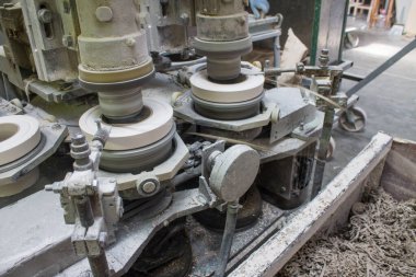 Bir porselen fabrikasında kil masa örtüsünden seramik sofra takımı yapmak için metal döndürme makinesi